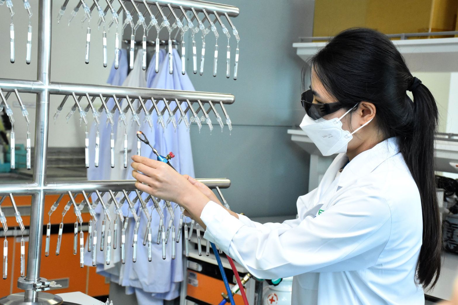 12 สาธิตเก็บรักษาจุลินทรีย์ด้วยวิธีทำแห้ง