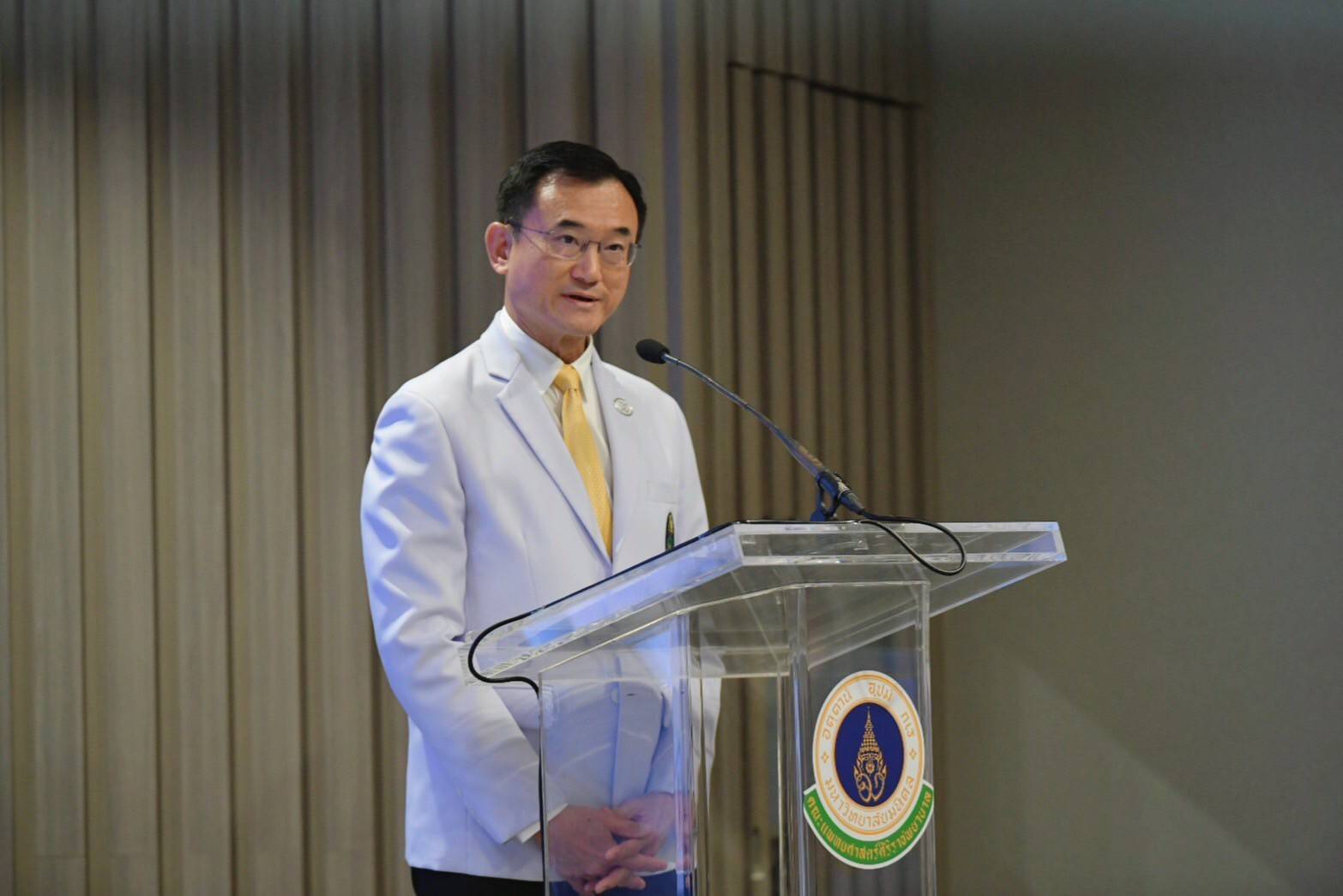 4 ศ. นพ.อภิชาติ อัศวมงคลกุล คณบดีคณะแพทยศาสตร