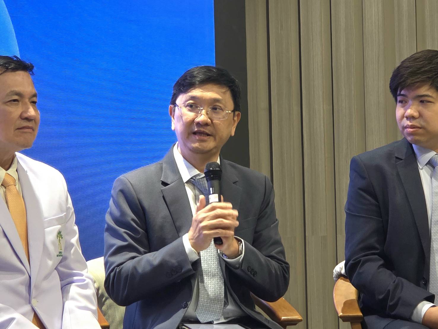 7 รศ. ดร.ธงชัย สุวรรณสิชณน์ ผู้อำนวยการ บพข