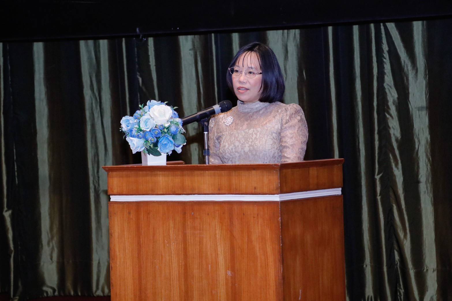 4 ดร.โศรดา วัลภา