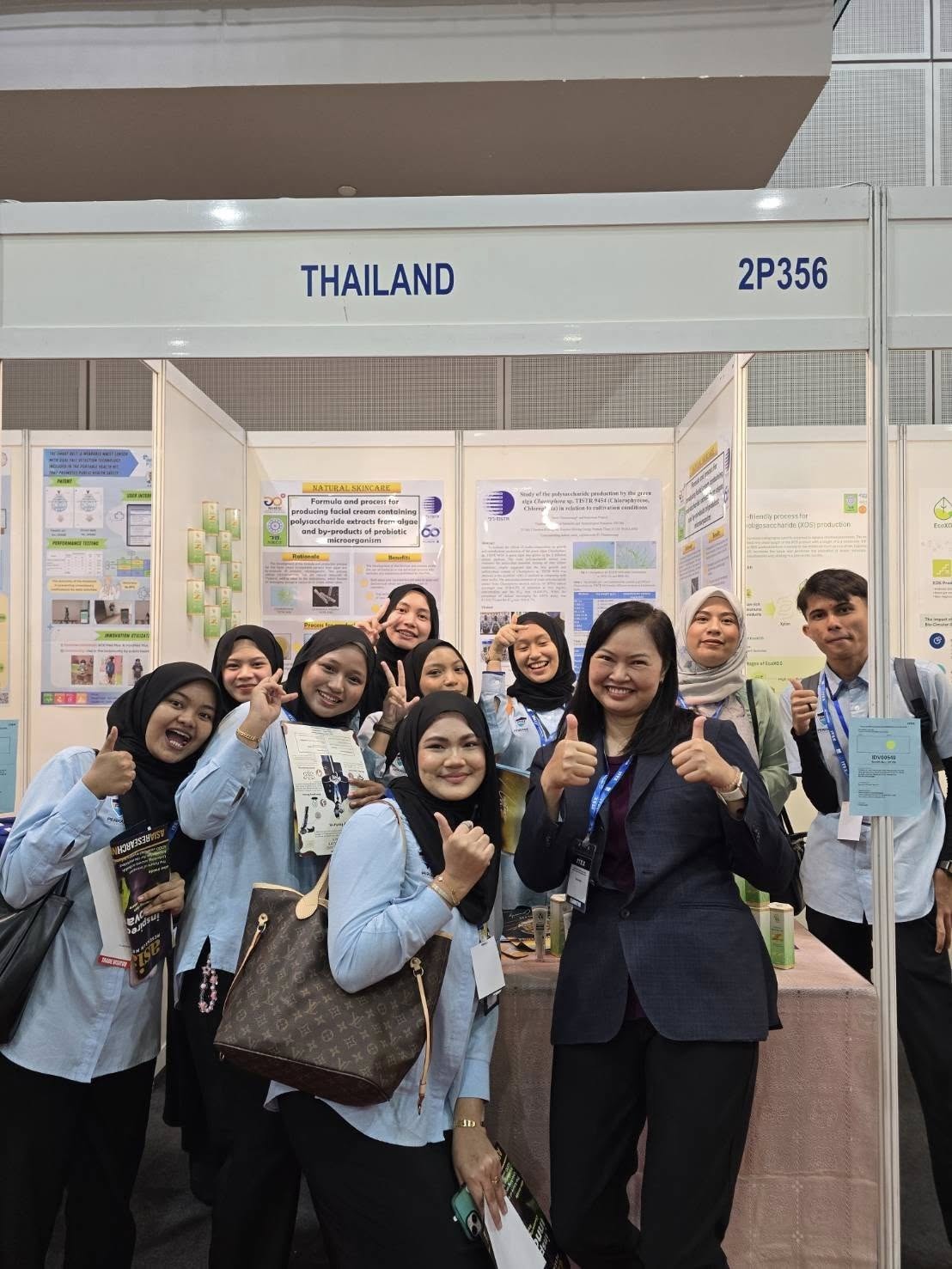 3 ดร.นารินทร์และผู้เข้าชมงาน