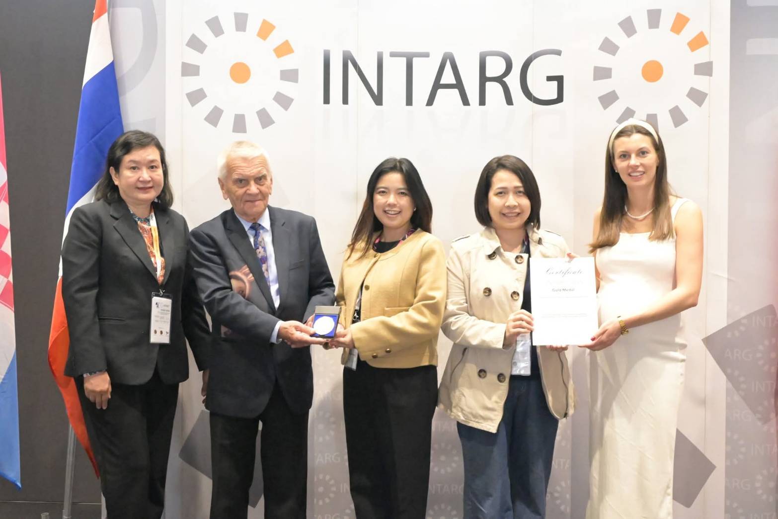 4ดร.สมกล เสื้อครีม ลำดับ 3 จาดซ้ายมือ และดร.ธ