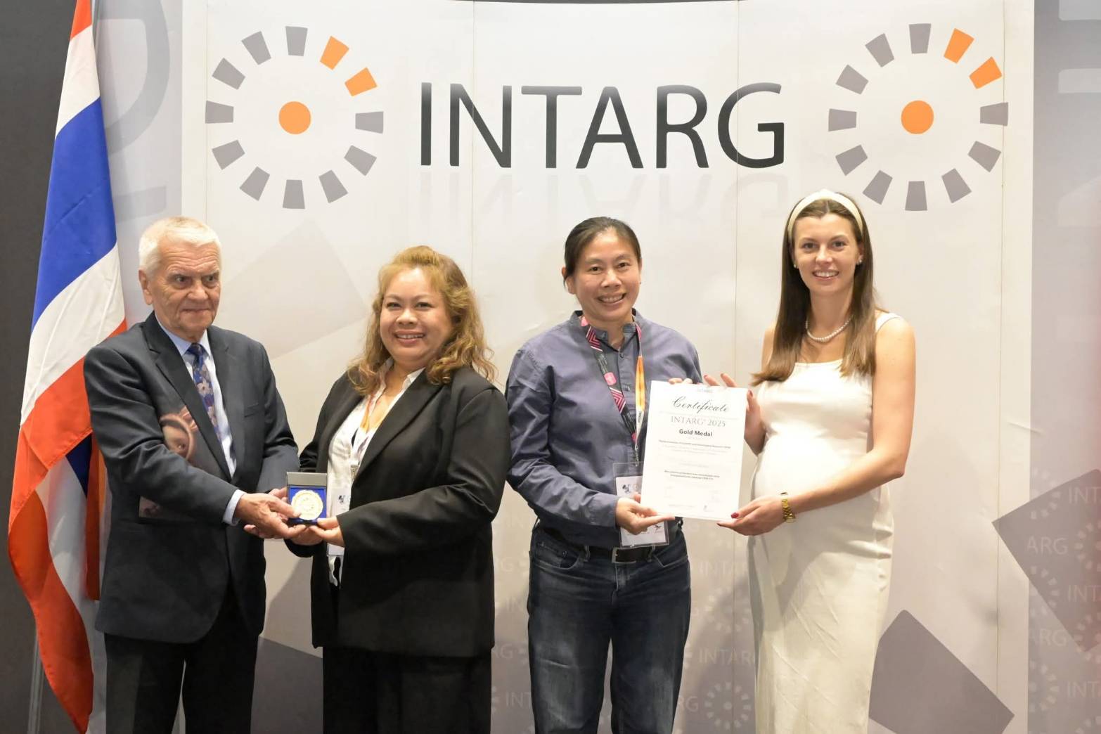 5ดร.คนึงนิจ ลำดับ 2 จากซ้ายมื รับรางวลัจากผล