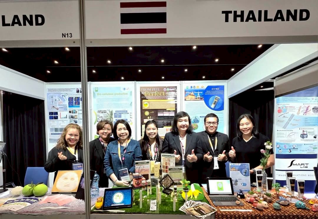 6ดร.รจนา ลำดับ 1 จากขวามือ นางศิรินันท์ ลำดั