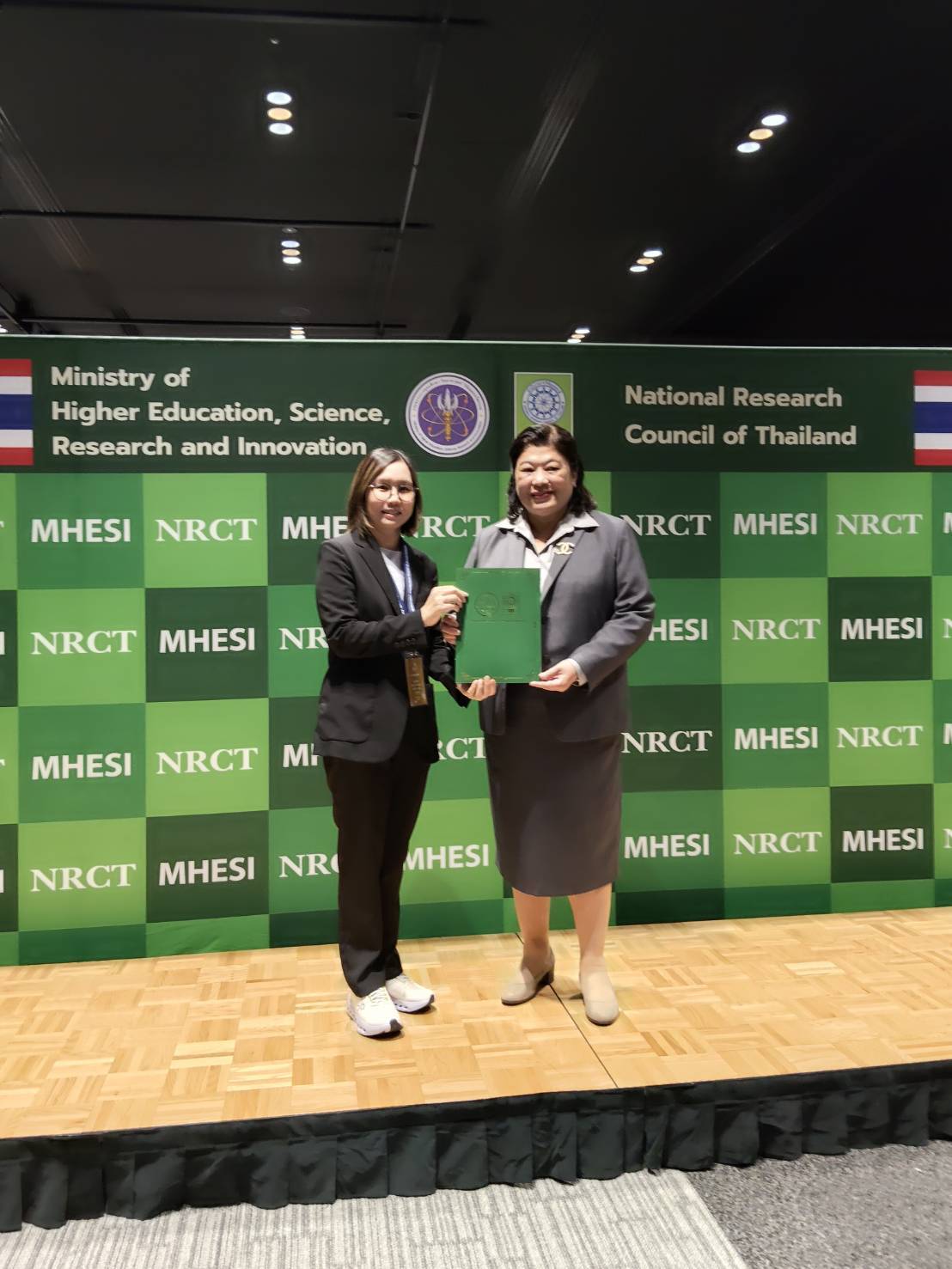 2 ศนก. วว. รับรางวัลจากดร.วิภารัตน์ ดีอ่อง ผอ