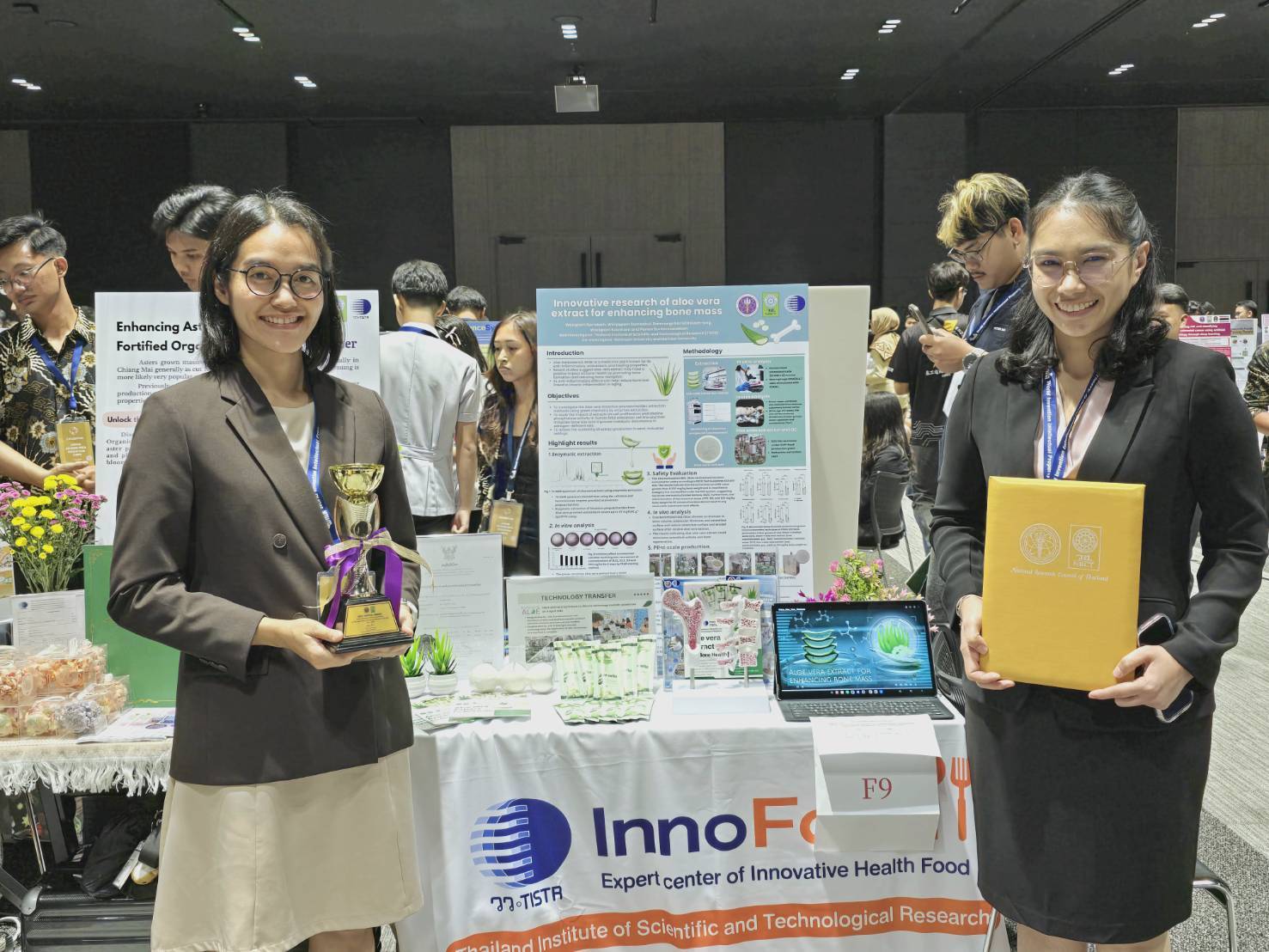 6 ดร.วราภรณ์ และดร.วิริยาภรณ์ ศนอ. วว