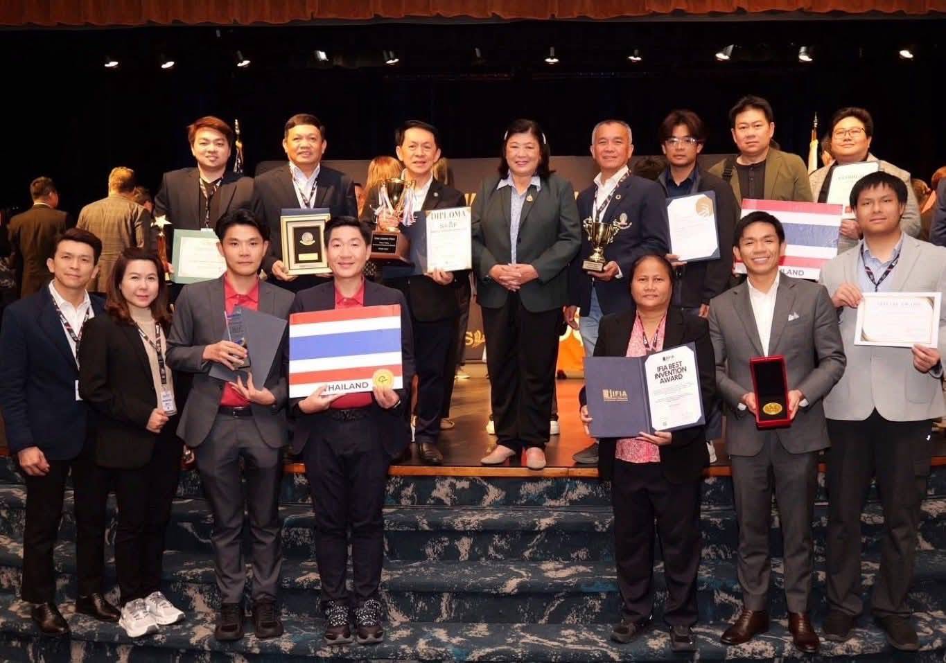 1 นางสาวอุบล ลำดับที่ 3 จากขวาแถวที่ 1 และบริ