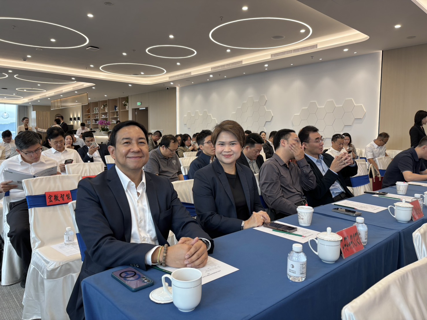 6ดร.พงศธร ที่ 1 จากซ้าย แถวหน้า