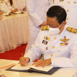 อว. ร่วมพิธีทำบุญตักบาตรพระสงฆ์ และลงนามถวายพระพรเนื่องในโอก ... Image 5