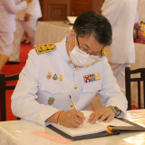 อว. ร่วมพิธีทำบุญตักบาตรพระสงฆ์ และลงนามถวายพระพรเนื่องในโอก ... Image 4