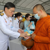 อว. ร่วมพิธีทำบุญตักบาตรพระสงฆ์ และลงนามถวายพระพรเนื่องในโอก ... Image 1
