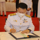 อว. ร่วมพิธีทำบุญตักบาตรพระสงฆ์ และลงนามถวายพระพรเนื่องในโอก ... Image 6