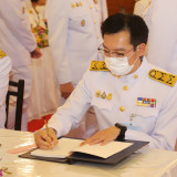 อว. ร่วมพิธีทำบุญตักบาตรพระสงฆ์ และลงนามถวายพระพรเนื่องในโอก ... Image 3